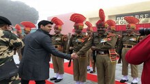 मनोज वाजपेयी आणि सिद्धार्थ मल्होत्रा बीएसएफ जवानांच्या भेटीला