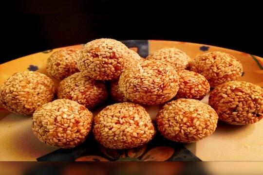 मकर संक्रांतीला असे बनवा 'तिळगुळाचे लाडू'