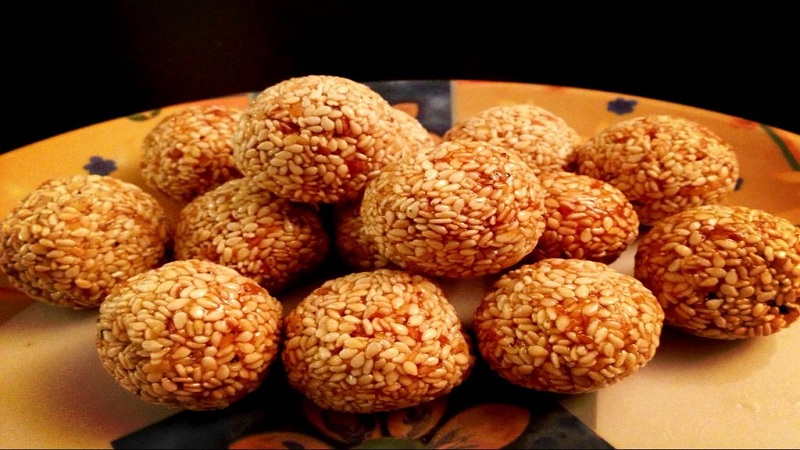 मकर संक्रांतीला असे बनवा 'तिळगुळाचे लाडू'