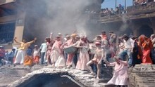 वाराणसीत रंगली स्मशानातली होळी!