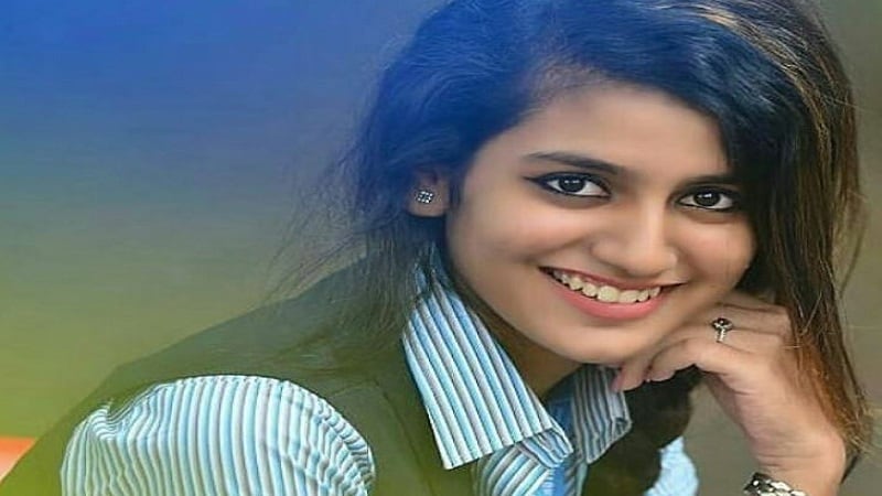 मुंबई, 13 जुलै : प्रिया वारियर... या नावातच प्रसिद्धी आहे असं म्हणायला हरकत नाही. काही क्षणात फक्त आपल्या हावभावांवर तिने अवघ्या जगाचं लक्ष स्वत:कडून ओढून घेतलं. भारतात नाही तर अवघ्या जगभरात तिचे चाहते आहेत. बरं मंडळी यात आश्चर्य म्हणजे प्रियाचा पहिला सिनेमा अजून रिलीज व्हायचा आहे. पण प्रिया त्याआधीच मोठी स्टार झाली आहे. मुंबई, 13 जुलै : प्रिया वारियर... या नावातच प्रसिद्धी आहे असं म्हणायला हरकत नाही. काही क्षणात फक्त आपल्या हावभावांवर तिने अवघ्या जगाचं लक्ष स्वत:कडून ओढून घेतलं. भारतात नाही तर अवघ्या जगभरात तिचे चाहते आहेत. बरं मंडळी यात आश्चर्य म्हणजे प्रियाचा पहिला सिनेमा अजून रिलीज व्हायचा आहे. पण प्रिया त्याआधीच मोठी स्टार झाली आहे.