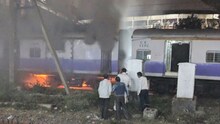 मुंबईत दादर स्टेशनवर लोकलच्या डब्यांना लागलेली आग आटोक्यात