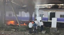 मुंबईत दादर स्टेशनवर लोकलच्या डब्यांना लागलेली आग आटोक्यात मुंबईत दादर स्टेशनवर लोकलच्या डब्यांना लागलेली आग आटोक्यात