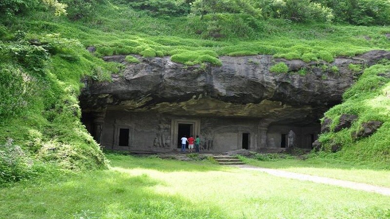 एलिफंटा लेणी - घारापुरीची लेणी ऊर्फ एलिफंटा केव्ह्ज ही महाराष्ट्रामधील मुंबईनजीकच्या घारापुरी बेटांवरील लेणी आहेत. मुंबई दर्शनमधल्या अनेक पर्यटन स्थळांपैकी एक स्थळ. एलिफंटा लेणी - घारापुरीची लेणी ऊर्फ एलिफंटा केव्ह्ज ही महाराष्ट्रामधील मुंबईनजीकच्या घारापुरी बेटांवरील लेणी आहेत. मुंबई दर्शनमधल्या अनेक पर्यटन स्थळांपैकी एक स्थळ.