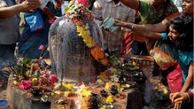 आज देशभरात महाशिवरात्रीचा उत्साह; 'बम बम भोले'च्या जयघोषात दुमदुमली 12 ज्योतिर्लिंग आज देशभरात महाशिवरात्रीचा उत्साह; 'बम बम भोले'च्या जयघोषात दुमदुमली 12 ज्योतिर्लिंग