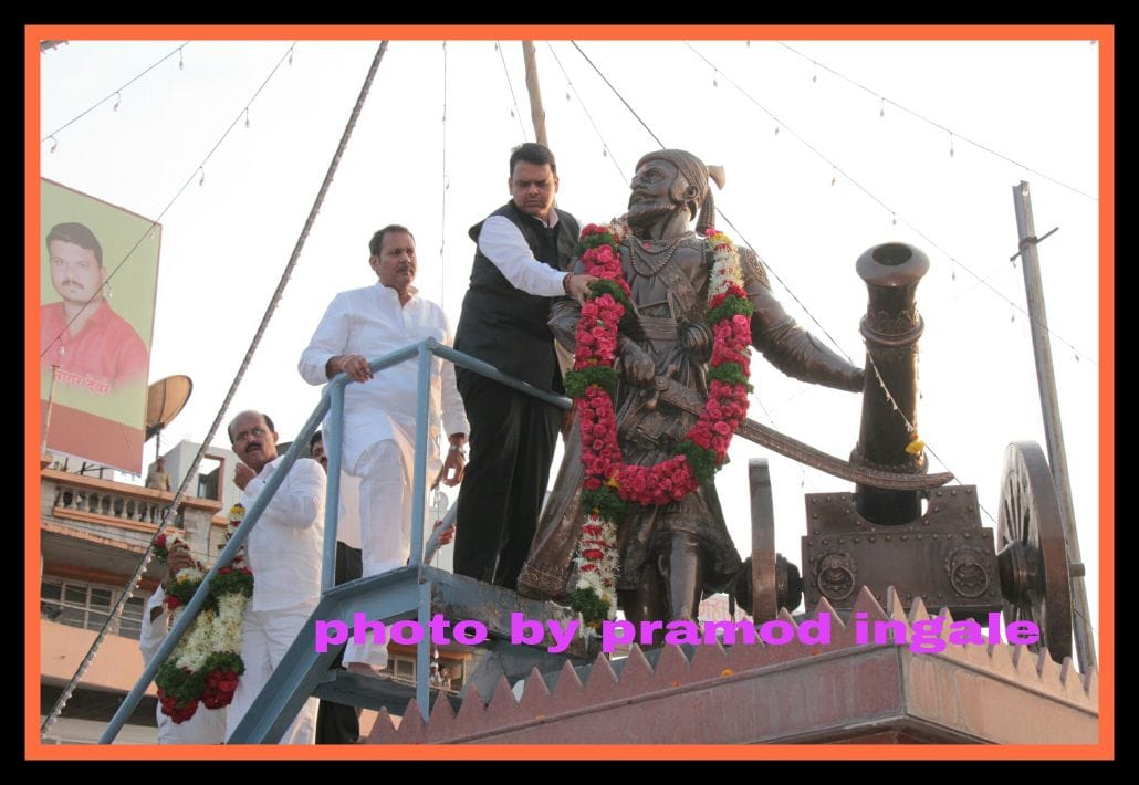 सातारा जि.प. शाळेच्या मैदानावर भव्य व्यासपीठ तयार करण्यात आलं होतं. मैदान गर्दींनं खच्चून भरलेलं होतं. त्यात लक्षणीय उपस्थिती होती ती तरूणांची..व्यासपीठावर सर्वपक्षीय नेत्यांची उपस्थिती लक्षवेधी होती. सर्वच नेत्यांच्या स्वागतासाठी प्रचंड मोठा हार आणण्यात आला होता. 51 व्या वाढदिवसानिमित्त 51 किलोंचा किलोंचा केक आणण्यात आला होता. फोटो सौजन्य - प्रमोद इंगळे सातारा जि.प. शाळेच्या मैदानावर भव्य व्यासपीठ तयार करण्यात आलं होतं. मैदान गर्दींनं खच्चून भरलेलं होतं. त्यात लक्षणीय उपस्थिती होती ती तरूणांची..व्यासपीठावर सर्वपक्षीय नेत्यांची उपस्थिती लक्षवेधी होती. सर्वच नेत्यांच्या स्वागतासाठी प्रचंड मोठा हार आणण्यात आला होता. 51 व्या वाढदिवसानिमित्त 51 किलोंचा किलोंचा केक आणण्यात आला होता. फोटो सौजन्य - प्रमोद इंगळे