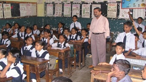 गेल्या १२ दिवसात मुंबईमधील तिन्ही शिक्षण निरीक्षक कार्यालयातील अनुदानित आणि अंशतः अनुदानित शाळांमधील शिक्षकांचे वेतन होऊ शकलेले नाही.
