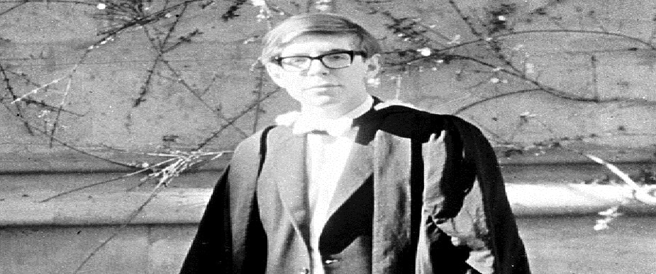 1959 ते 1962 : युनिव्हर्सिटी काॅलेज आॅक्सफर्डमध्ये भौतिकशास्त्रात ते तज्ज्ञ बनले.त्यांना प्रथम श्रेणी मिळाली. 1959 ते 1962 : युनिव्हर्सिटी काॅलेज आॅक्सफर्डमध्ये भौतिकशास्त्रात ते तज्ज्ञ बनले.त्यांना प्रथम श्रेणी मिळाली.