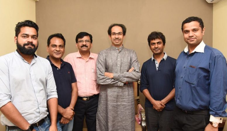 03 मार्च : शिवसेनाप्रमुख बाळासाहेब ठाकरे यांच्या जीवनावर आधारित 'ठाकरे' सिनेमातील बाळासाहेबांची प्रमुख भूमिका करणारे सिनेअभिनेते नवाझुद्दीन सिद्दीकी याने आज शिवसेना पक्ष प्रमुख उद्धव ठाकरे यांची मातोश्रीवर जाऊन भेट घेतली. यावेळी ठाकरे सिनेमाचे निर्माते शिवसेना नेते संजय राऊत देखील उपस्थित होते. 03 मार्च : शिवसेनाप्रमुख बाळासाहेब ठाकरे यांच्या जीवनावर आधारित 'ठाकरे' सिनेमातील बाळासाहेबांची प्रमुख भूमिका करणारे सिनेअभिनेते नवाझुद्दीन सिद्दीकी याने आज शिवसेना पक्ष प्रमुख उद्धव ठाकरे यांची मातोश्रीवर जाऊन भेट घेतली. यावेळी ठाकरे सिनेमाचे निर्माते शिवसेना नेते संजय राऊत देखील उपस्थित होते.