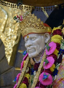 शिर्डी विरुद्ध पाथरी, साईबाबांच्या जन्मस्थळावरून का होतोय वाद? शिर्डी विरुद्ध पाथरी, साईबाबांच्या जन्मस्थळावरून का होतोय वाद?