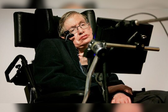 1973मध्ये केंब्रिज विद्यापीठात त्यांनी संशोधन सुरू केलं. त्यावेळी कृष्णविवरातून उर्जा अंतराळात जाते. तिथे स्फोट होऊ शकतो.