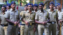 राज्यातल्या पोलिसांचे पगार रखडले, कसं लक्ष लागणार सुरक्षेत? राज्यातल्या पोलिसांचे पगार रखडले, कसं लक्ष लागणार सुरक्षेत?