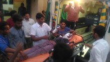 मोबाईलची बॅटरी दगडाने फोडताना झाला स्फोट, दोघेजण जखमी मोबाईलची बॅटरी दगडाने फोडताना झाला स्फोट, दोघेजण जखमी