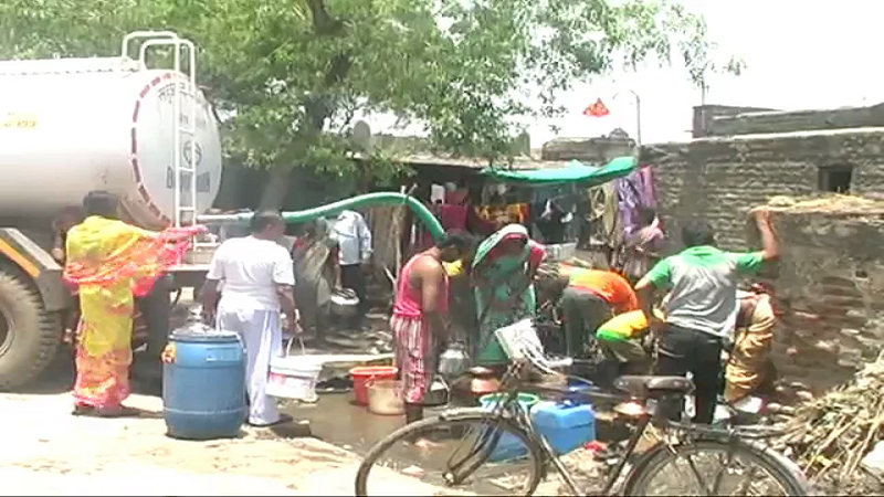 धुळ्यातल्या 12 गावांमध्ये टँकरनं पाणीपुरवठा