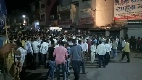 लाठीचार्जचे आदेश नसतांना शेतकऱ्यांना जनावराप्रमाणे मारहाण करणाऱ्या पोलीस अधिकाऱ्यांवर कारवाईची मागणी शेतकऱ्यांनी केलीय. 