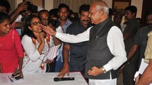 तामिळनाडूच्या राज्यपालांनी महिला पत्रकाराचा थोपटला गाल, नंतर मागितली माफी !
