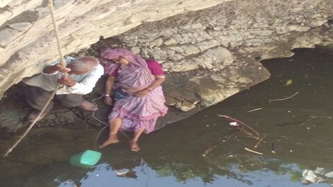 मोठ्या प्रमाणात पाणी टंचाई असल्याने पाणी भरण्यासाठी विहिरीवर गेलेली एक ७० वर्षीय महिला पाय घसरून विहिरीत पडल्याची दुर्दैवी घटना जळगावमध्ये घडली आहे. 