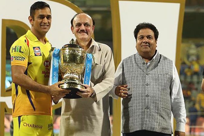 रविवारी मुंबईच्या वानखेडे मैदानावर झालेल्या आयपीएल 2018च्या अंतिम सामन्यात चेन्नई संघाने हैद्राबादच्या संघाला 8 विकेटने पराभूत करत आयपीएलच्या अकराव्या पर्वाचे विजेतेपद आपल्या नावावर केले आहे. तिसऱ्यादां अंतिम सामना जिंकण्याची कामगीरी धोनीच्या नेतृत्वात या संघाने केली आहे. रविवारी मुंबईच्या वानखेडे मैदानावर झालेल्या आयपीएल 2018च्या अंतिम सामन्यात चेन्नई संघाने हैद्राबादच्या संघाला 8 विकेटने पराभूत करत आयपीएलच्या अकराव्या पर्वाचे विजेतेपद आपल्या नावावर केले आहे. तिसऱ्यादां अंतिम सामना जिंकण्याची कामगीरी धोनीच्या नेतृत्वात या संघाने केली आहे.
