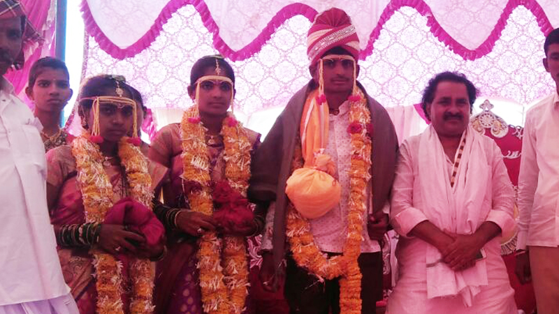 एका लग्नाची आदर्श गोष्ट, एकाच मांडवात दोन बहिणींशी विवाह