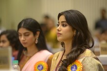 बोनी कपूर आणि जान्हवीने साश्रू नयनांनी स्विकारला श्रीदेवीचा पुरस्कार!