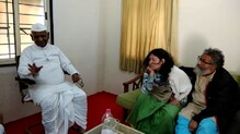 माझा संघर्ष चालूच राहणार- इरोम शर्मिलांनी घेतले अण्णांचे आशीर्वाद माझा संघर्ष चालूच राहणार- इरोम शर्मिलांनी घेतले अण्णांचे आशीर्वाद