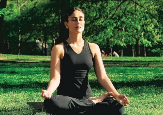 योगाला बॉलिवूडमध्ये ट्रेंड बनवण्याचं काम जर कोणी केलं असेल तर ती आहे अभिनेत्री करिना कपूर. तिला पाहून बॉलिवूडमध्ये अर्जून रामपाल पासून अनेक कलाकारांनी योगा करण्यास सुरूवात केली. ती रोज 50 वेळा सूर्य नमस्कार करते. तिच्या प्रेग्नेंसीनंतरही तिने योगा करणं सोडलं नाही. योगाला बॉलिवूडमध्ये ट्रेंड बनवण्याचं काम जर कोणी केलं असेल तर ती आहे अभिनेत्री करिना कपूर. तिला पाहून बॉलिवूडमध्ये अर्जून रामपाल पासून अनेक कलाकारांनी योगा करण्यास सुरूवात केली. ती रोज 50 वेळा सूर्य नमस्कार करते. तिच्या प्रेग्नेंसीनंतरही तिने योगा करणं सोडलं नाही.