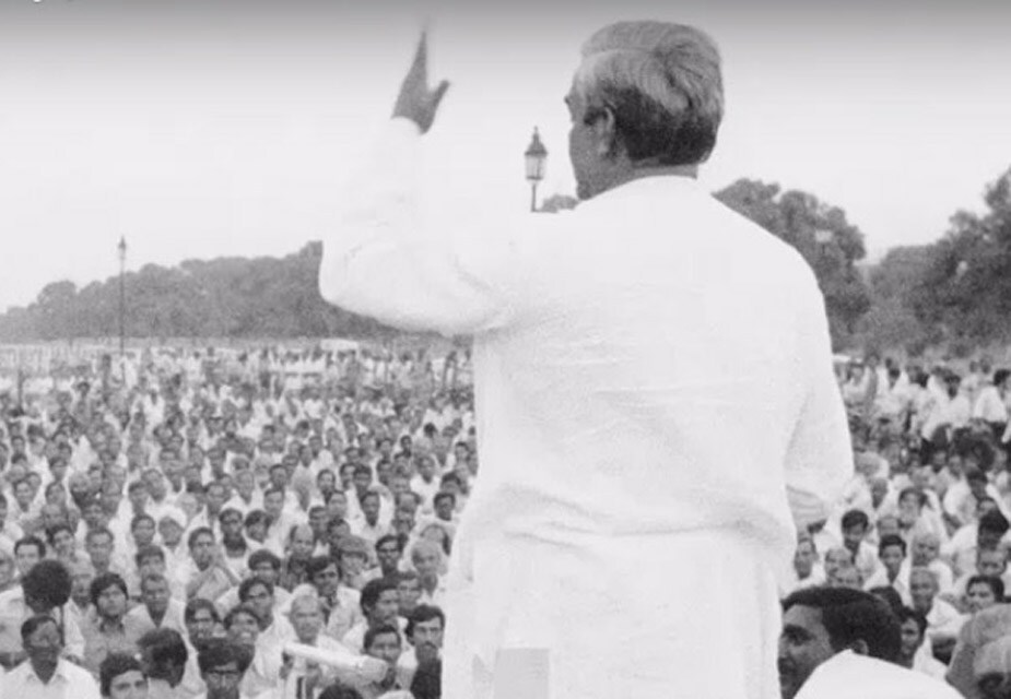 अटल बिहारी वाजपेयी जेव्हा जेलमधून बाहेर आले, त्या दिवशी विरोधी नेत्यांनी रामलीला मैदानावर एक मोठी सभा आयोजित केली. हिवाळी दिवसांमध्येसुद्धा फक्त अटलजींचं भाषण ऐकण्यासाठी जनता 9 वाजेपर्यंत बसली होती. त्या भाषणावेळी अटलजींच्या भाषणातल्या 3 ओळींनी सगळ्यांना नाराज केलं. अटल बिहारी वाजपेयी जेव्हा जेलमधून बाहेर आले, त्या दिवशी विरोधी नेत्यांनी रामलीला मैदानावर एक मोठी सभा आयोजित केली. हिवाळी दिवसांमध्येसुद्धा फक्त अटलजींचं भाषण ऐकण्यासाठी जनता 9 वाजेपर्यंत बसली होती. त्या भाषणावेळी अटलजींच्या भाषणातल्या 3 ओळींनी सगळ्यांना नाराज केलं.