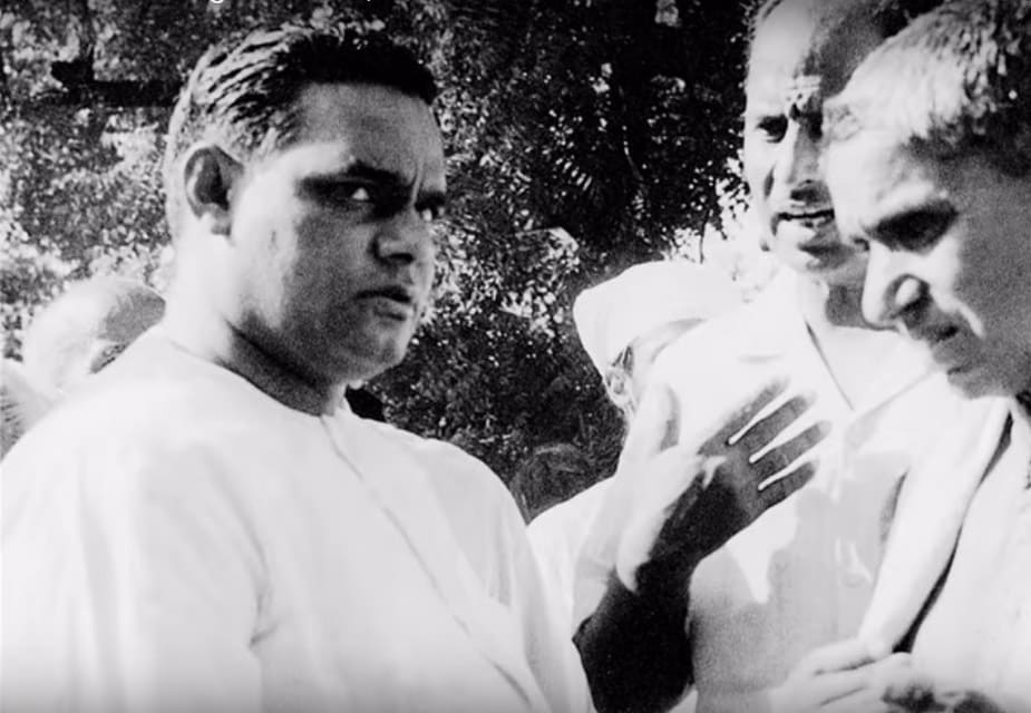 25 जून 1975 च्या रात्री भारतात अंतर्गत आणीबाणी घोषित करण्यात आली. यावेळी विरोधी नेत्यांना अटक करण्यात आली. त्यावेळी जे सत्ता आणि इंदिरा गांधी यांच्या विरोधात बोलले ज्यांना तरुंगात टाकण्यात आलं. 25 जून 1975 च्या रात्री भारतात अंतर्गत आणीबाणी घोषित करण्यात आली. यावेळी विरोधी नेत्यांना अटक करण्यात आली. त्यावेळी जे सत्ता आणि इंदिरा गांधी यांच्या विरोधात बोलले ज्यांना तरुंगात टाकण्यात आलं.