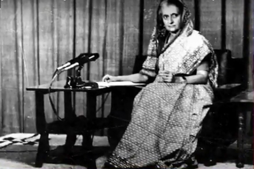 मुंबई, 25 जून : भारतीय राजकारणात 25 जून हा खूप महत्त्वपूर्ण दिवस आहे. कारण तत्कालीन पंतप्रधान इंदिरा गांधी यांना 25-26 जूनच्या रात्री 1975 मध्ये आणीबाणीची घोषणा केली होती. मुंबई, 25 जून : भारतीय राजकारणात 25 जून हा खूप महत्त्वपूर्ण दिवस आहे. कारण तत्कालीन पंतप्रधान इंदिरा गांधी यांना 25-26 जूनच्या रात्री 1975 मध्ये आणीबाणीची घोषणा केली होती.