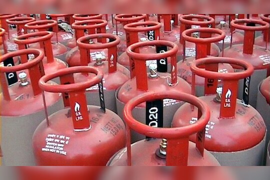 LPG Cylinder Price: गॅस सिलिंडरच्या किंमती 53 रुपयांनी झाल्या कमी, हे आहेत मुंबईचे दर