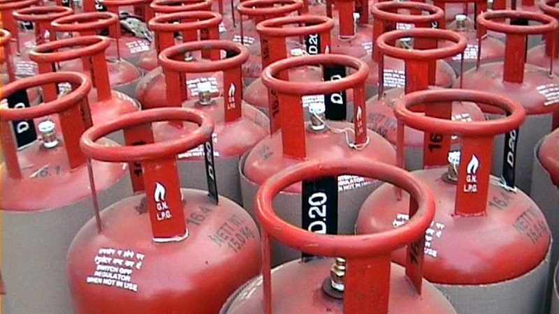LPG Cylinder Price: गॅस सिलिंडरच्या किंमती 53 रुपयांनी झाल्या कमी, हे आहेत मुंबईचे दर