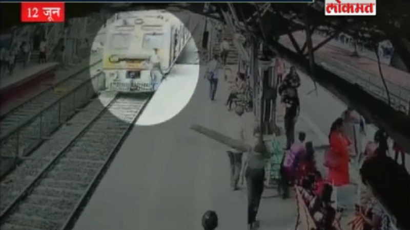 VIDEO: मालाड स्टेशनवर धावत्या लोकलखाली तरुणाची आत्महत्या,सीसीटीव्हीत कैद