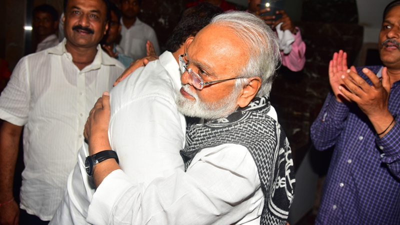 समीर भुजबळ सव्वा दोन वर्षांनी तुरुंगाबाहेर