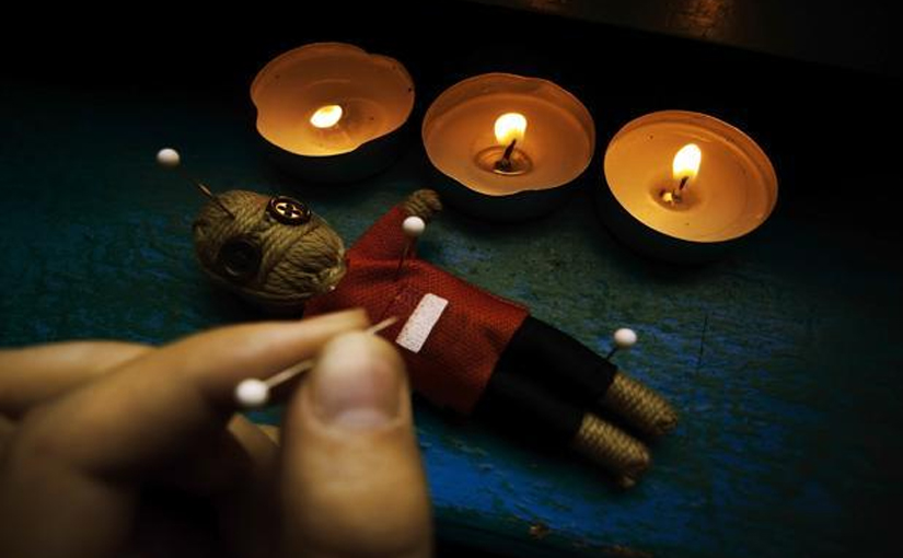 पतीने जादूटोणा केल्याचं सांगून मांत्रिकाने 50 लाखांना लुटले!