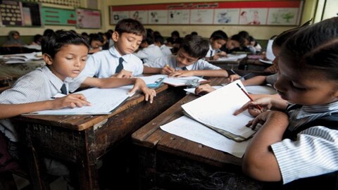 मुबंई महापालिकेच्या शाळेतील विद्यार्थ्यांची पटसंख्या वाढवण्यासाठी, आता इंग्लिश भाषेला प्रथम भाषेचा दर्जा देण्यात आलांय. तसा प्रस्तावच शिक्षण समितीने मंजूर केलांय. 