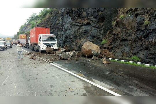 खंडाळा घाटात दरड कोसळल्याने मुंबई-पुणे वाहतुकीचा खोळंबा