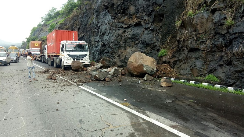 खंडाळा घाटात दरड कोसळल्याने मुंबई-पुणे वाहतुकीचा खोळंबा