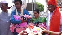 जुळ्या मुली झाल्या म्हणून रथातून काढली मिरवणूक! जुळ्या मुली झाल्या म्हणून रथातून काढली मिरवणूक!
