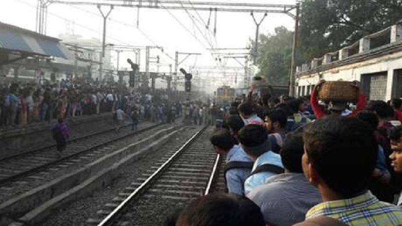 लोक व्हिडिओ काढत बसले म्हणून ट्रेनखाली तुटलेला पाय स्वत:च उचलून प्लॅटफॉर्मवर चढला !