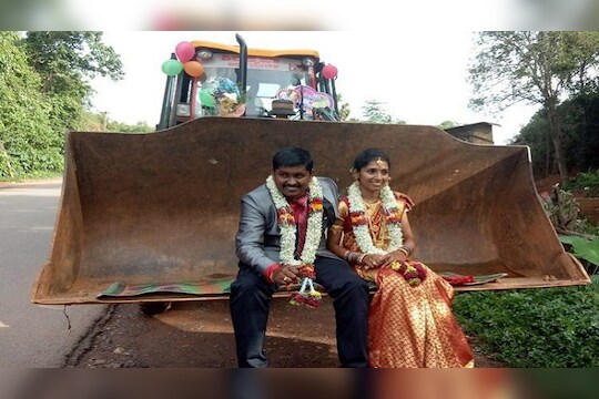 ना घोडा, ना गाडी, थेट जेसीबीतून घरी आणलं नवरीला !
