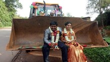 ना घोडा, ना गाडी, थेट जेसीबीतून घरी आणलं नवरीला ! ना घोडा, ना गाडी, थेट जेसीबीतून घरी आणलं नवरीला !
