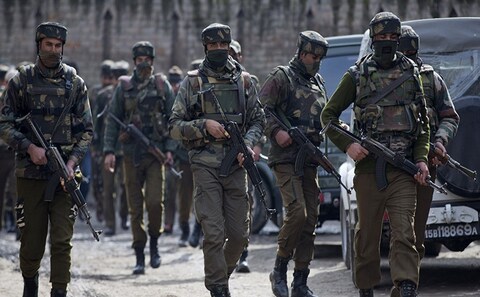 अनंतनाग जिल्ह्यात सुरक्षादल आणि दहशतवाद्यांमध्ये झालेल्या चकमकीत चार दहशतवादी ठार झाले. तर एक पोलीस शहीद झाला. 