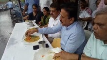 प्लास्टिक बंदीमुळे गिरीश महाजनांनी कागदावरच खाल्ली झुणका-भाकर !