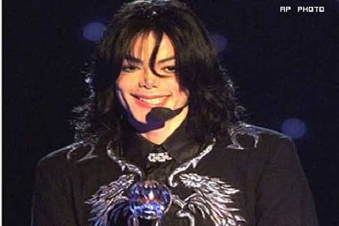 खरंतर एचबीओने 'Leaving Neverland' नावाची एक डॉक्यूमेंट्री बनवली आहे. ज्यात विश्व विख्यात पॉप सिंगर मायकल जॅक्सन एका लहान मुलांना सेक्शुअली आकर्षित करत असल्याचं दाखवलं आहे. खरंतर एचबीओने 'Leaving Neverland' नावाची एक डॉक्यूमेंट्री बनवली आहे. ज्यात विश्व विख्यात पॉप सिंगर मायकल जॅक्सन एका लहान मुलांना सेक्शुअली आकर्षित करत असल्याचं दाखवलं आहे.
