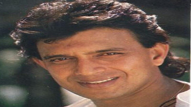 सुपरहिट सिनेमांसोहबl मिथुनदा यांची लव्ह लाईफही नेहमी चर्चेत राहिली.