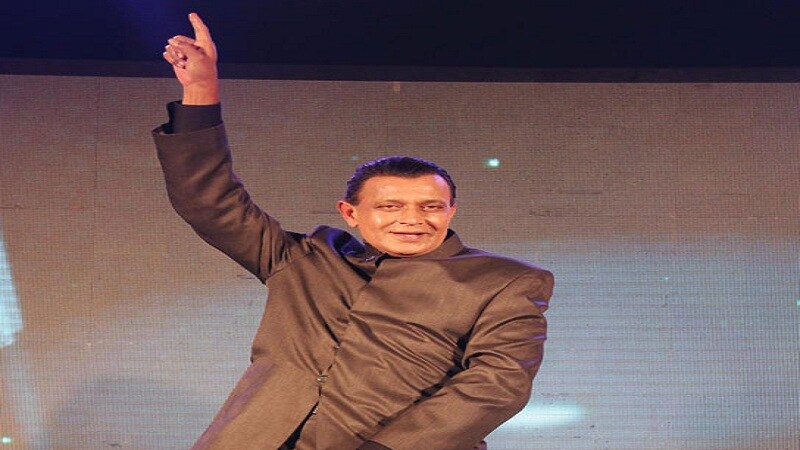 डिस्को डान्सरच्या नावाने प्रसिद्ध असलेल्या मिथुन चक्रवर्तीला लोक प्रेमाने दादा म्हणतात. डिस्को डान्सर सिनेमाच्या यशानंतर मिथुन चक्रवर्ती पॉप्युलर झाले. पण सध्या त्यांच्याकडे कोणतेही मोठे सिनेमे नाहीत पण तरीही हा स्टार 240 कोटी रुपये कमतो.