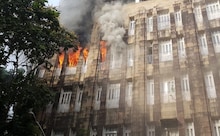 मुंबईत आयकर विभागाच्या इमारतीची आग अजूनही आटोक्यात नाही
