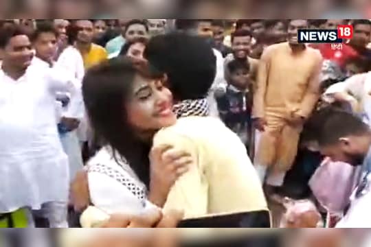VIDEO : ईद मुबारक हो!,तरूणीची गळाभेट घेण्यासाठी तरुणांची लागली रांग