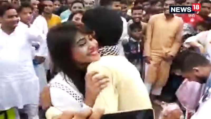 VIDEO : ईद मुबारक हो!,तरूणीची गळाभेट घेण्यासाठी तरुणांची लागली रांग