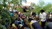 नांदेडमध्ये माशांचा ट्रक उलटला आणि लोकांची उडाली एकच झुंबड!
